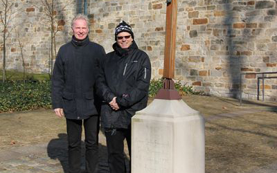 Bischof Reinhold Nann (rechts im Bild) mit Pfarrer Peter Nienhaus vor der Kreuzkirche.