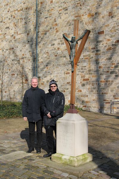 Bischof Reinhold Nann (rechts im Bild) mit Pfarrer Peter Nienhaus vor der Kreuzkirche.